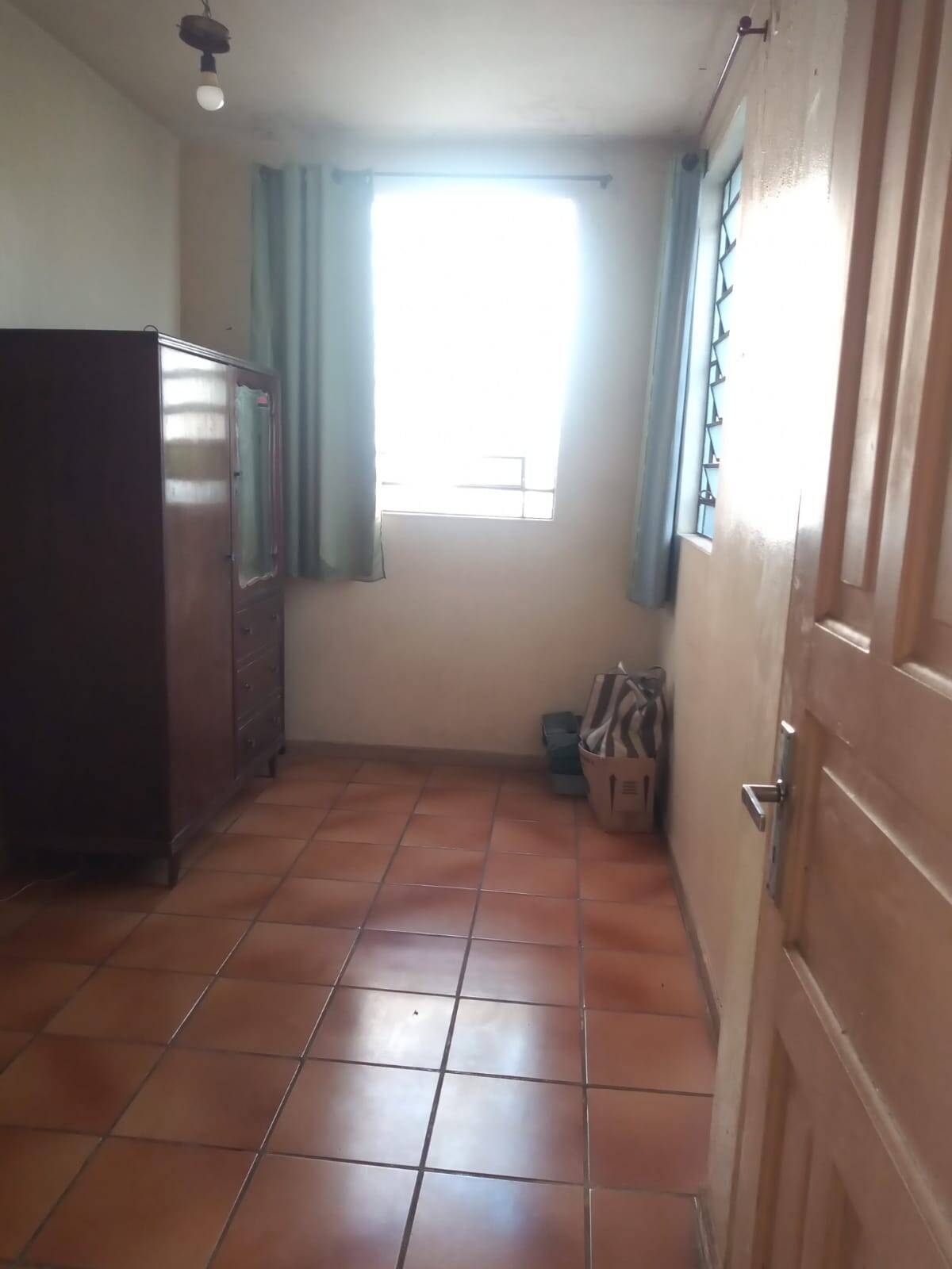 VENDE -SE CASA NO CENTRO DE T. OTONI