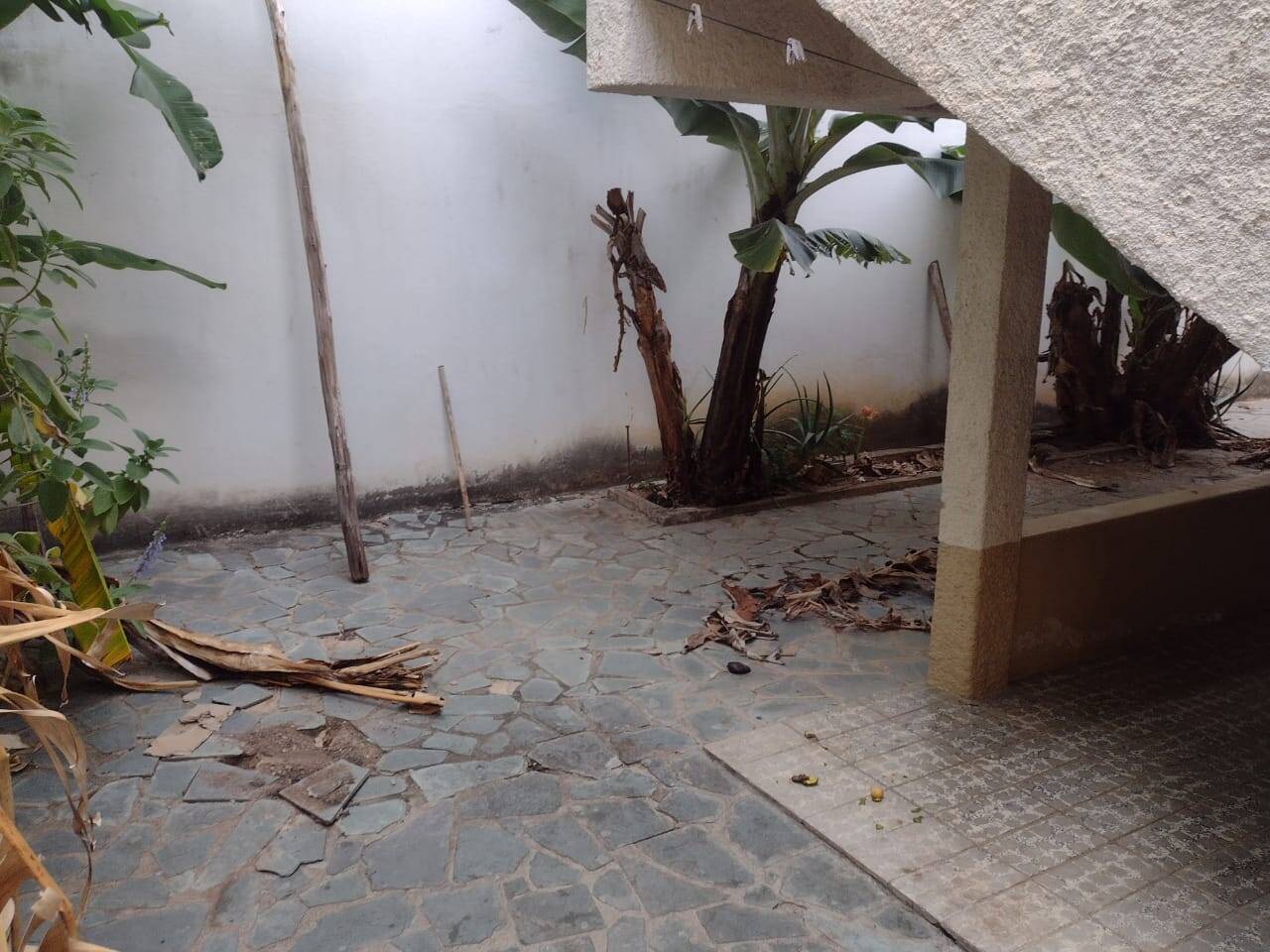 VENDE -SE CASA NO CENTRO DE T. OTONI