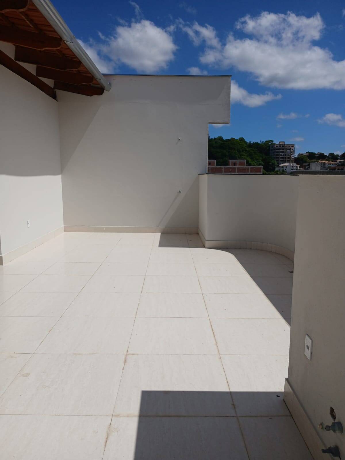 Alugo apto no 3º andar com cobertura