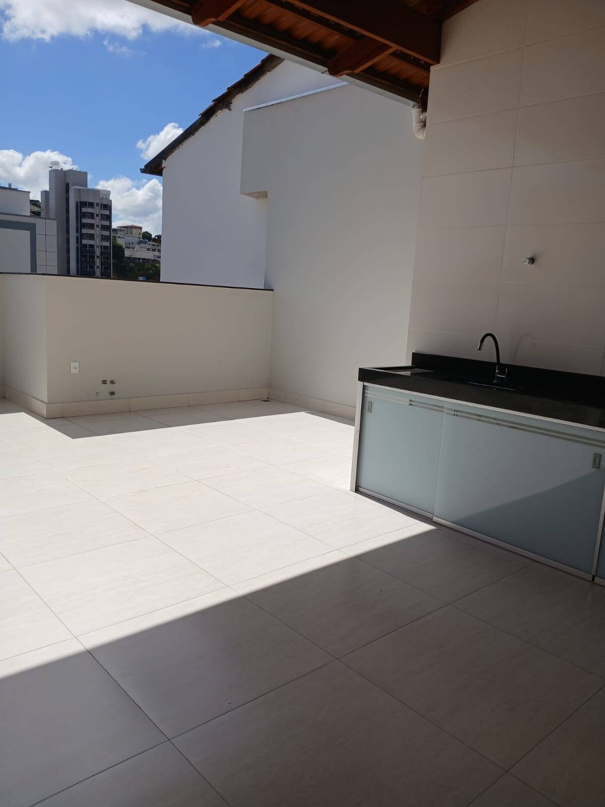 Alugo apto no 3º andar com cobertura