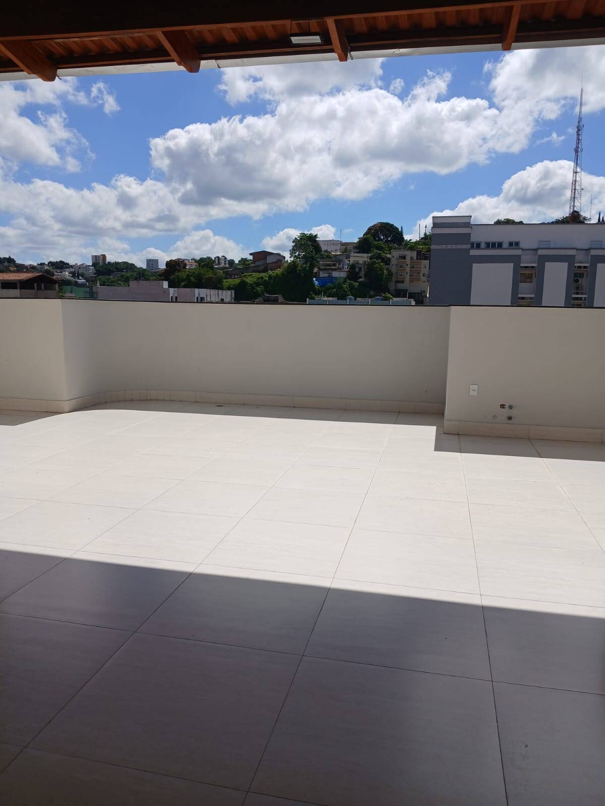 Alugo apto no 3º andar com cobertura