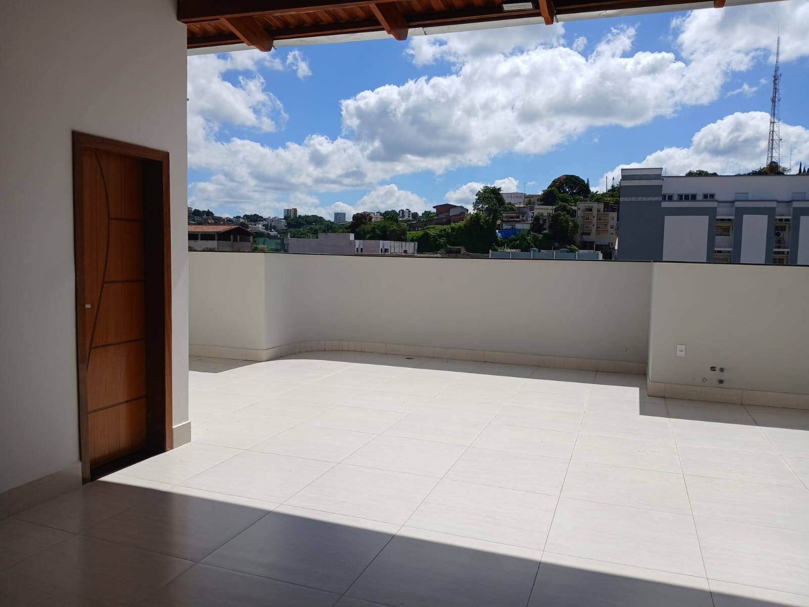 Alugo apto no 3º andar com cobertura